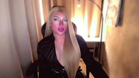 Snapshot of queenarthalia chatting on December 17, 3:17 pm ARTHA online show from December 17, 3:17 pm