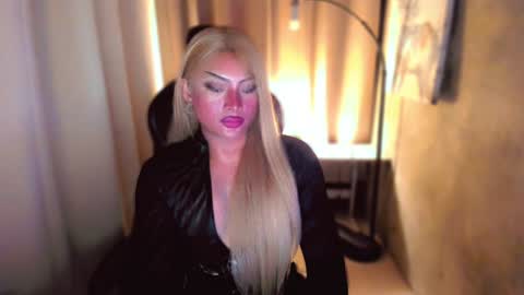 Snapshot of queenarthalia chatting on December 17, 7:15 pm ARTHA online show from December 17, 7:15 pm