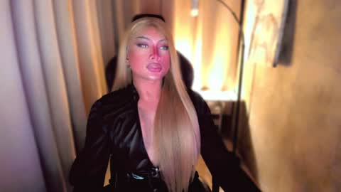 Snapshot of queenarthalia chatting on December 30, 11:04 am ARTHA online show from December 30, 11:04 am