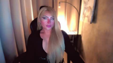 Snapshot of queenarthalia chatting on January 4, 7:44 pm ARTHA online show from January 4, 7:44 pm