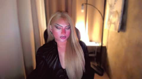 Snapshot of queenarthalia chatting on January 6, 8:50 pm ARTHA online show from January 6, 8:50 pm