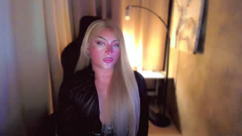 Snapshot of queenarthalia chatting on January 7, 8:42 pm ARTHA online show from January 7, 8:42 pm