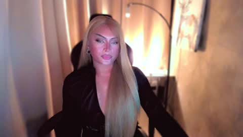 Snapshot of queenarthalia chatting on January 12, 10:22 pm ARTHA online show from January 12, 10:22 pm