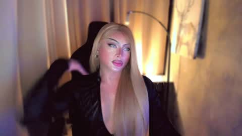 Snapshot of queenarthalia chatting on January 22, 10:15 pm ARTHA online show from January 22, 10:15 pm