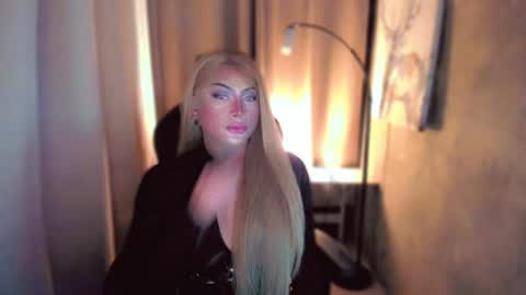 Snapshot of queenarthalia chatting on January 23, 7:18 pm ARTHA online show from January 23, 7:18 pm