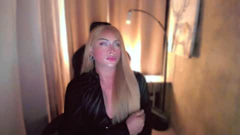 Snapshot of queenarthalia chatting on January 25, 12:27 am ARTHA online show from January 25, 12:27 am