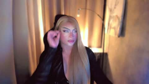 Snapshot of queenarthalia chatting on January 26, 6:49 am ARTHA online show from January 26, 6:49 am