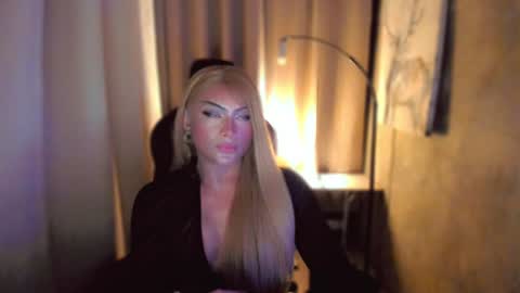 Snapshot of queenarthalia chatting on January 26, 3:58 pm ARTHA online show from January 26, 3:58 pm