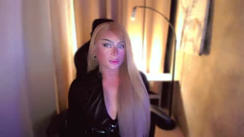 Snapshot of queenarthalia chatting on January 31, 6:25 pm ARTHA online show from January 31, 6:25 pm