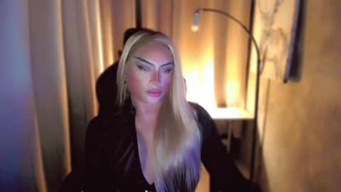 Snapshot of queenarthalia chatting on February 7, 7:49 pm ARTHA online show from February 7, 7:49 pm