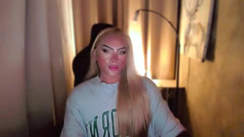 Snapshot of queenarthalia chatting on February 18, 9:42 pm ARTHA online show from February 18, 9:42 pm