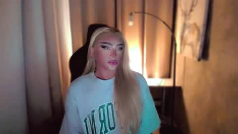 Snapshot of queenarthalia chatting on February 20, 5:51 pm ARTHA online show from February 20, 5:51 pm