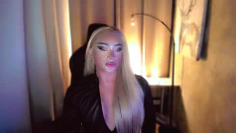 Snapshot of queenarthalia chatting on February 20, 9:31 pm ARTHA online show from February 20, 9:31 pm