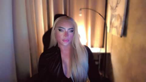 Snapshot of queenarthalia chatting on February 21, 5:56 am ARTHA online show from February 21, 5:56 am