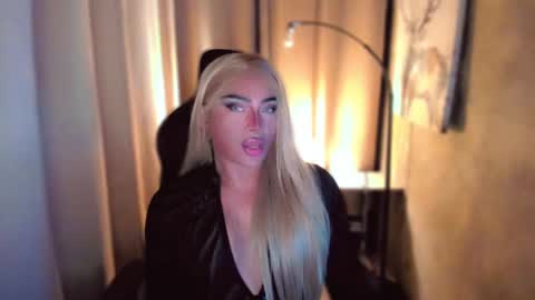 Snapshot of queenarthalia chatting on February 22, 6:52 pm ARTHA online show from February 22, 6:52 pm