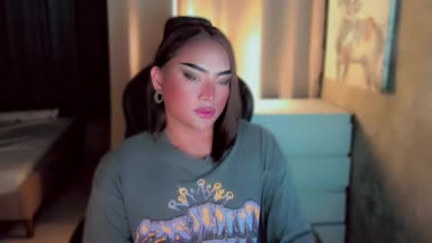 Snapshot of queenarthalia chatting on November 18, 6:29 am ARTHA online show from November 18, 6:29 am