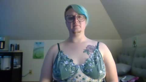 Snapshot of queerlyjaz chatting on October 8, 1:36 am queerlyjaz online show from October 8, 1:36 am