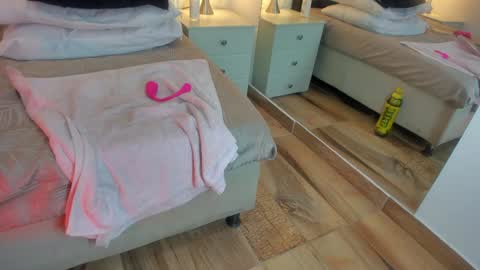 Raquel Moore  online show from February 6, 8:29 am