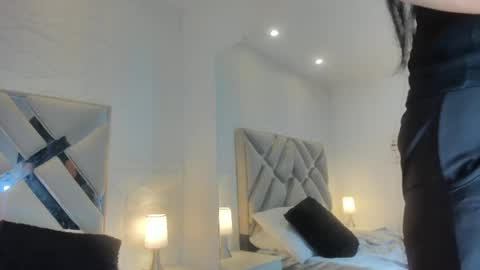 Raquel Moore  online show from February 10, 1:01 pm