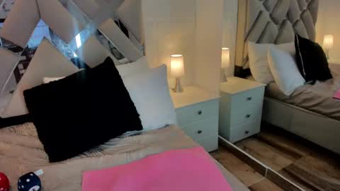 Raquel Moore  online show from February 11, 12:05 pm