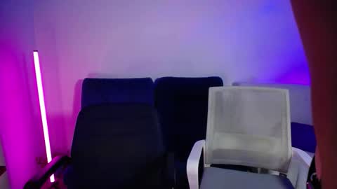 Snapshot of rav3nhudson chatting on November 12, 7:20 am Ravenhudson online show from November 12, 7:20 am