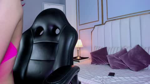 raven_jade_ online show from March 3, 9:55 am