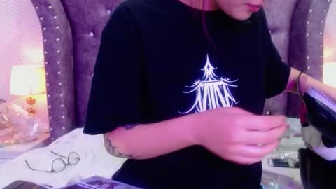 raven_love_ online show from November 4, 7:35 pm