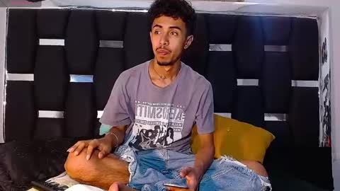 Snapshot of raydevil_ chatting on December 9, 8:33 pm Rayn online show from December 9, 8:33 pm