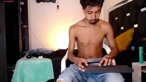 Snapshot of raydevil_ chatting on December 21, 9:36 pm Rayn online show from December 21, 9:36 pm