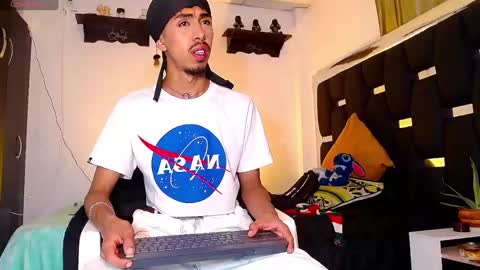 Snapshot of raydevil_ chatting on December 23, 7:28 am Rayn online show from December 23, 7:28 am