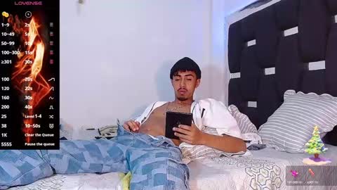 Snapshot of raydevil_ chatting on January 3, 10:51 pm Rayn online show from January 3, 10:51 pm