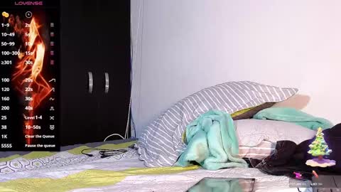 Snapshot of raydevil_ chatting on January 4, 9:41 pm Rayn online show from January 4, 9:41 pm