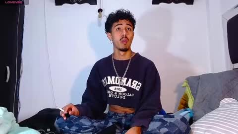 Snapshot of raydevil_ chatting on January 9, 9:26 pm Rayn online show from January 9, 9:26 pm