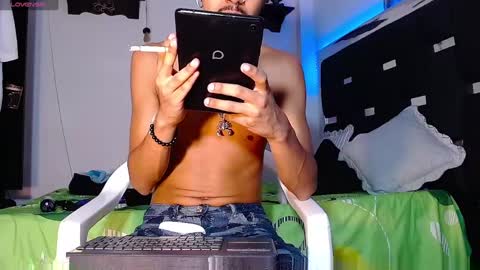 Snapshot of raydevil_ chatting on January 11, 6:44 pm Rayn online show from January 11, 6:44 pm