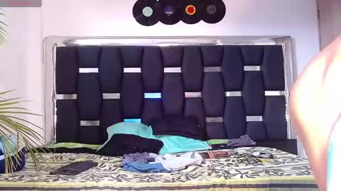 Snapshot of raydevil_ chatting on January 27, 4:54 pm Rayn online show from January 27, 4:54 pm