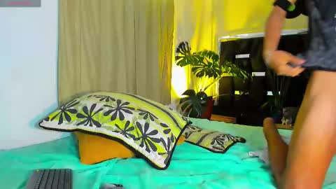 Snapshot of raydevil_ chatting on February 21, 8:05 pm Rayn online show from February 21, 8:05 pm