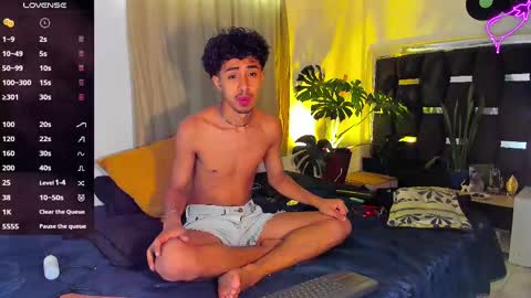 Snapshot of raydevil_ chatting on February 27, 6:53 pm Rayn online show from February 27, 6:53 pm