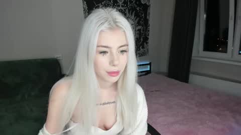 Snapshot of red_qwe chatting on November 4, 3:33 pm Erika online show from November 4, 3:33 pm