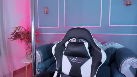     online show from October 3, 11:18 am