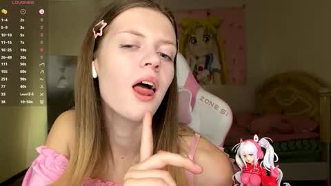 Snapshot of regeniastetson chatting on October 23, 3:11 pm Lucy online show from October 23, 3:11 pm