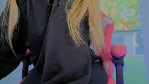 reina cummings online show from September 28, 5:46 am