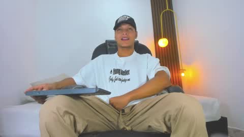 Ricky  online show from February 25, 7:03 pm