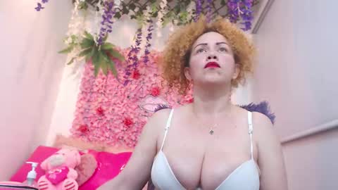 Snapshot of risitos_de_oro_ chatting on November 6, 12:11 am Risitos De Oro online show from November 6, 12:11 am