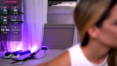 Snapshot of robertarosetti chatting on October 8, 8:45 am Roberta online show from October 8, 8:45 am