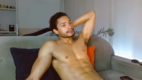 Snapshot of roby_millerr chatting on March 4, 6:18 pm roby_millerr online show from March 4, 6:18 pm