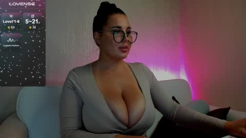 Snapshot of ronnie__g chatting on October 6, 8:17 pm Veronica MY INST ronnieglace13 online show from October 6, 8:17 pm