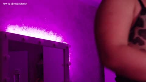 Snapshot of rosaliefetish chatting on January 22, 1:53 pm Rosalie online show from January 22, 1:53 pm