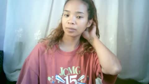 Snapshot of roxanne_98 chatting on January 17, 2:50 am roxanne_98 online show from January 17, 2:50 am