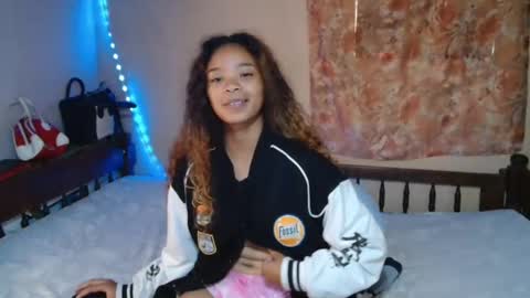 Snapshot of roxanne_98 chatting on February 2, 5:21 am roxanne_98 online show from February 2, 5:21 am