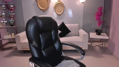 Roxanne Hill  online show from February 12, 2:03 am